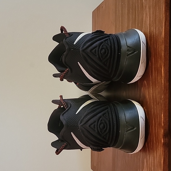 Nike Kyrie 5 Friends Sz 10.5 - Picture 4 of 8